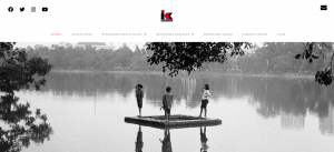 page d'accueil représentant une photo en noir et blanc 3 enfants sur un ponton improvisé