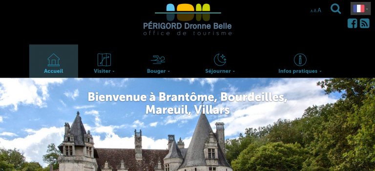 page d'accueil avec une photo représentative du tourisme en Périgord un chateau et ses douves